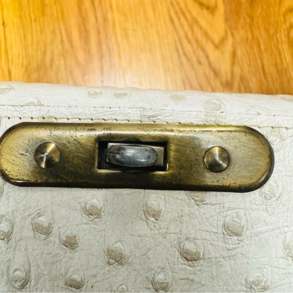 Cream Tote Bag with Textured Pattern and Structured Shape - Picture 7 of 8